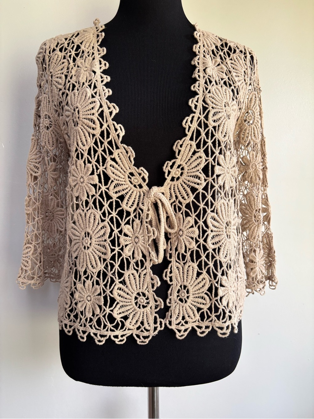 Jones New York S/M Women’s tan floral crochet tie-front cardigan